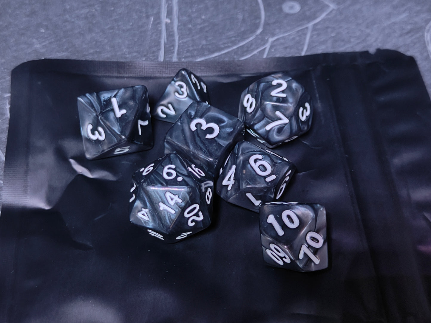🎲 MiniHalla Mystery Dice Bag – Full 7 Piece RPG Dice Set