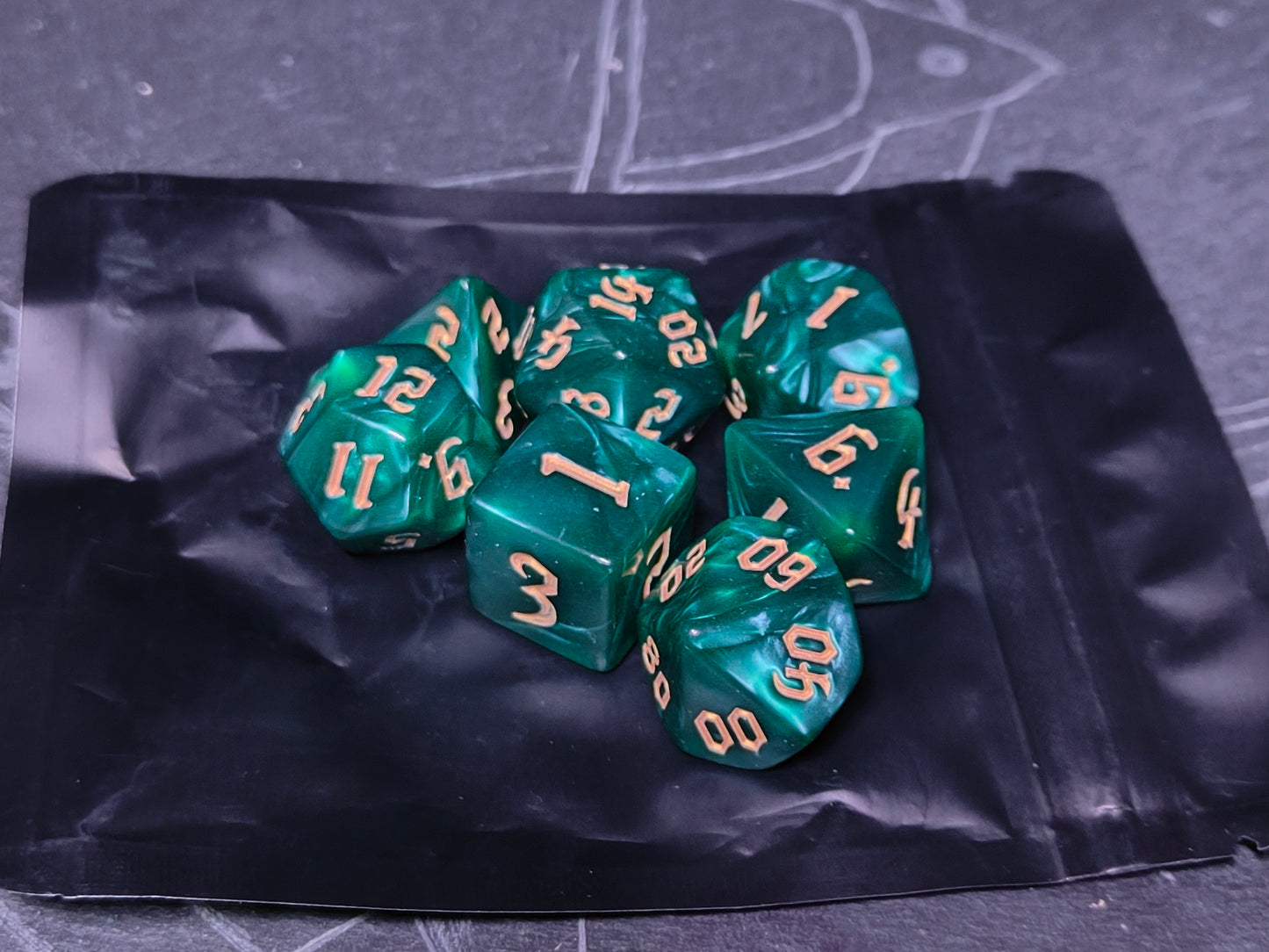 🎲 MiniHalla Mystery Dice Bag – Full 7 Piece RPG Dice Set